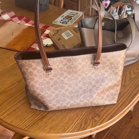 Station Tote Bag In Signature Canvas - Picture 6 of 8